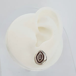 Vulva studs