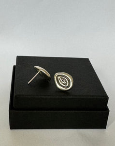 Vulva studs