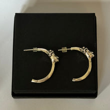 Load image into Gallery viewer, Frida half hoops