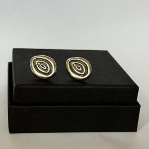 Vulva studs