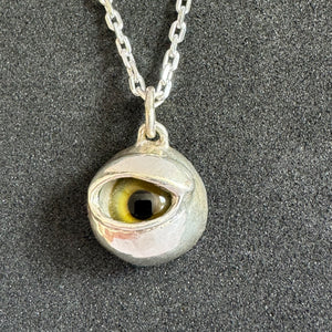 Small round eye