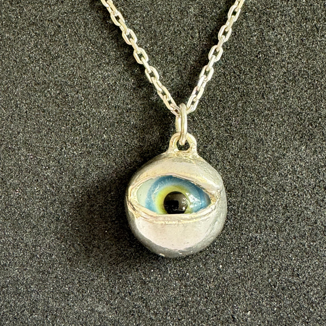 Small round eye