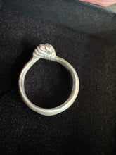 Load image into Gallery viewer, Holding hands ring
